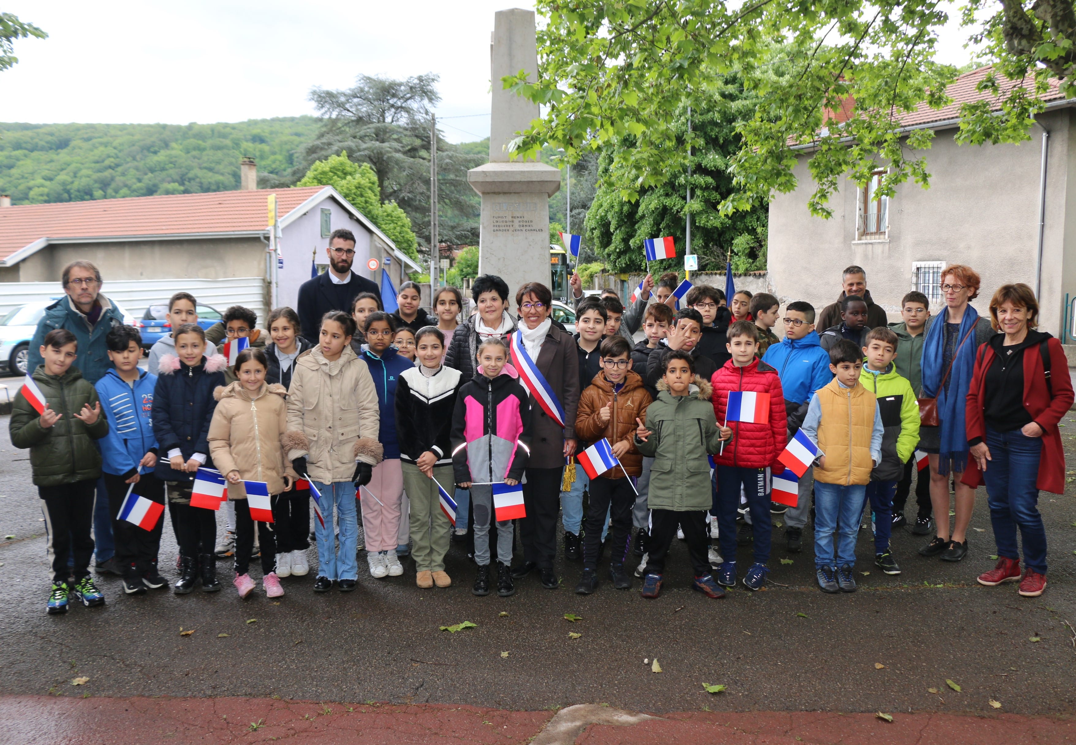 Les enfants de la chorale réunis place de la Libération. 