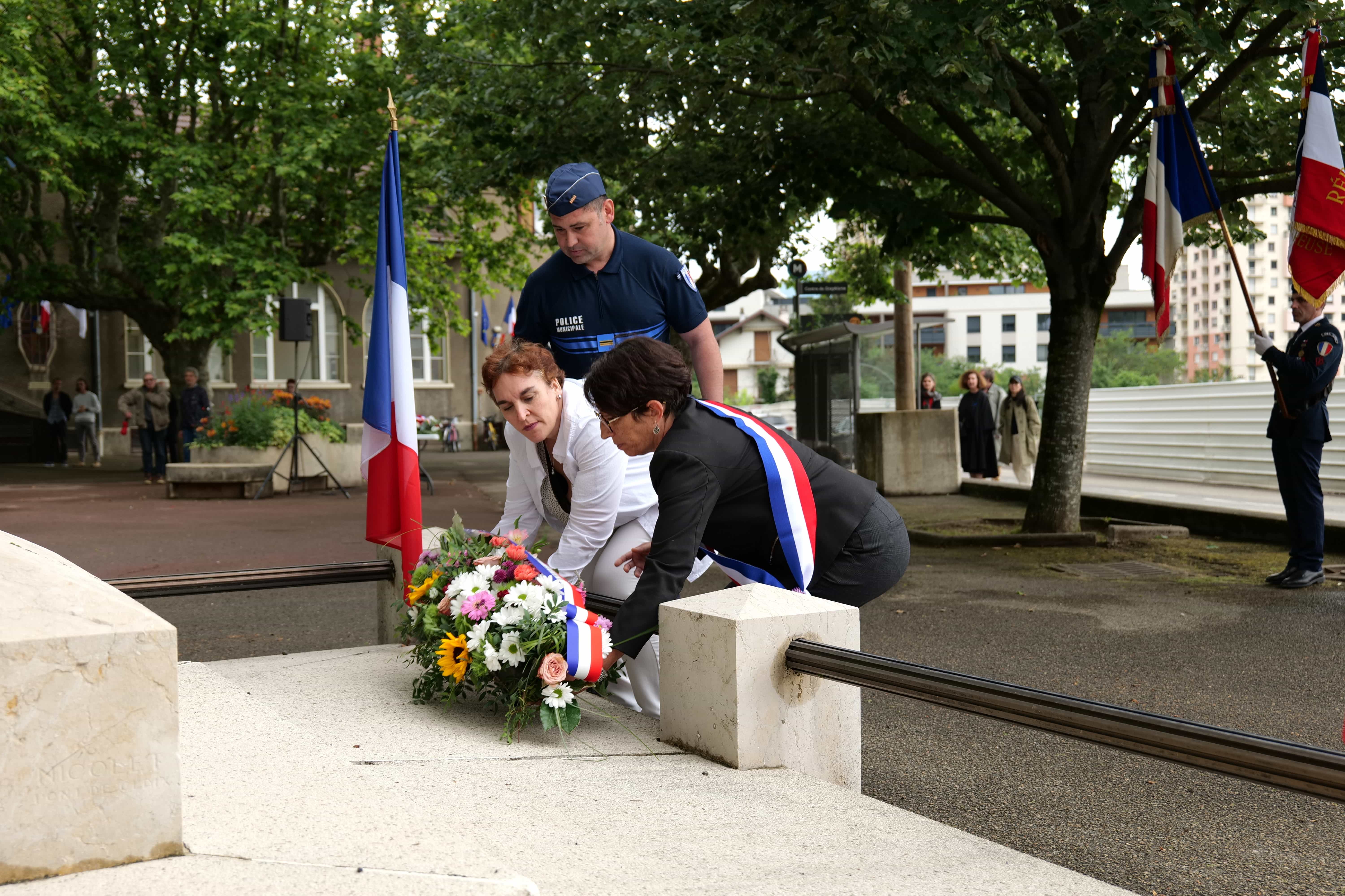 Amandine Demore et Sophie Jorge, lors du dépôt de gerbe au monument aux morts.