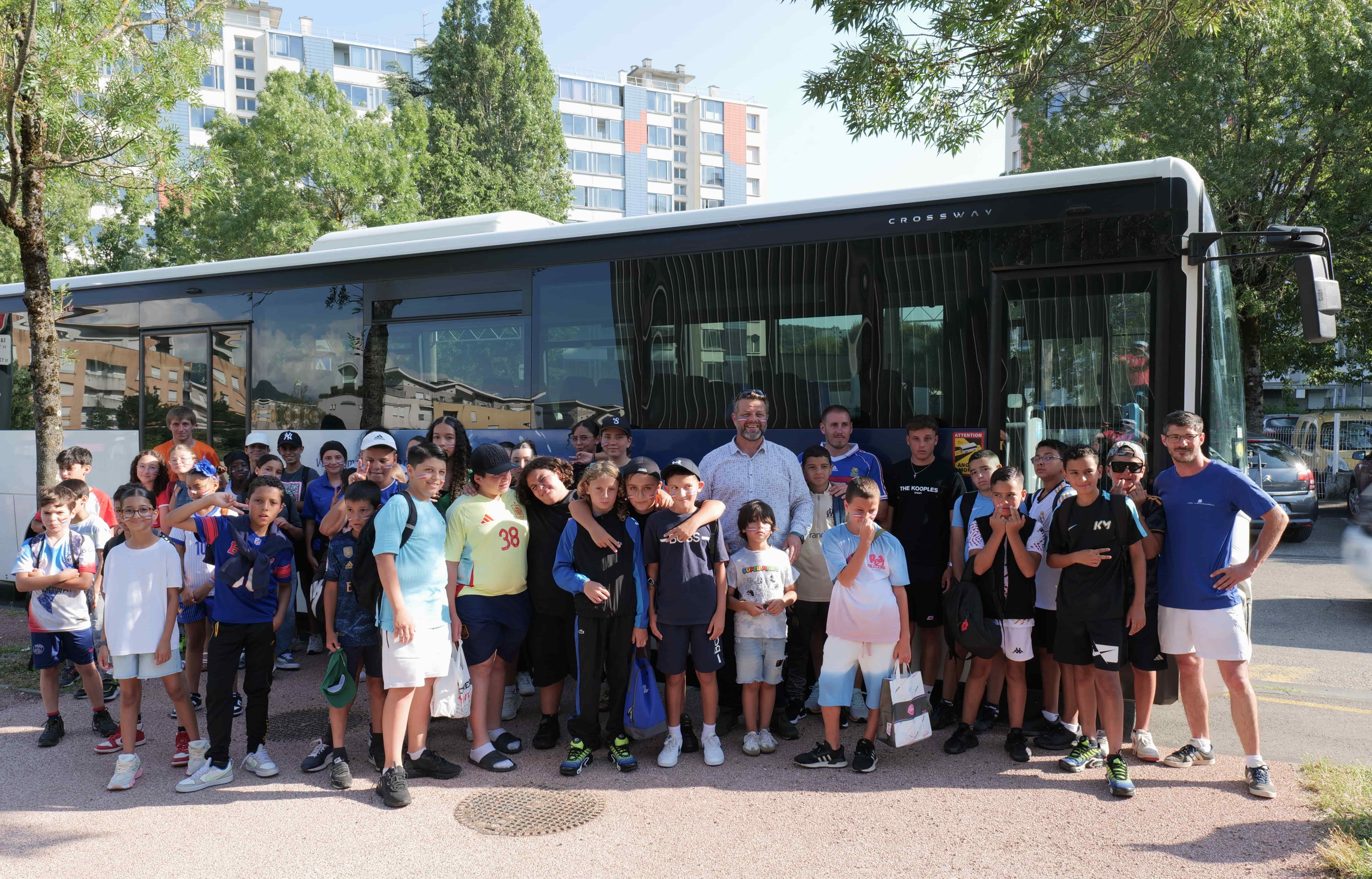 Les jeunes échirollois au stade de Lyon pour l'entrée des Bleues aux JO.