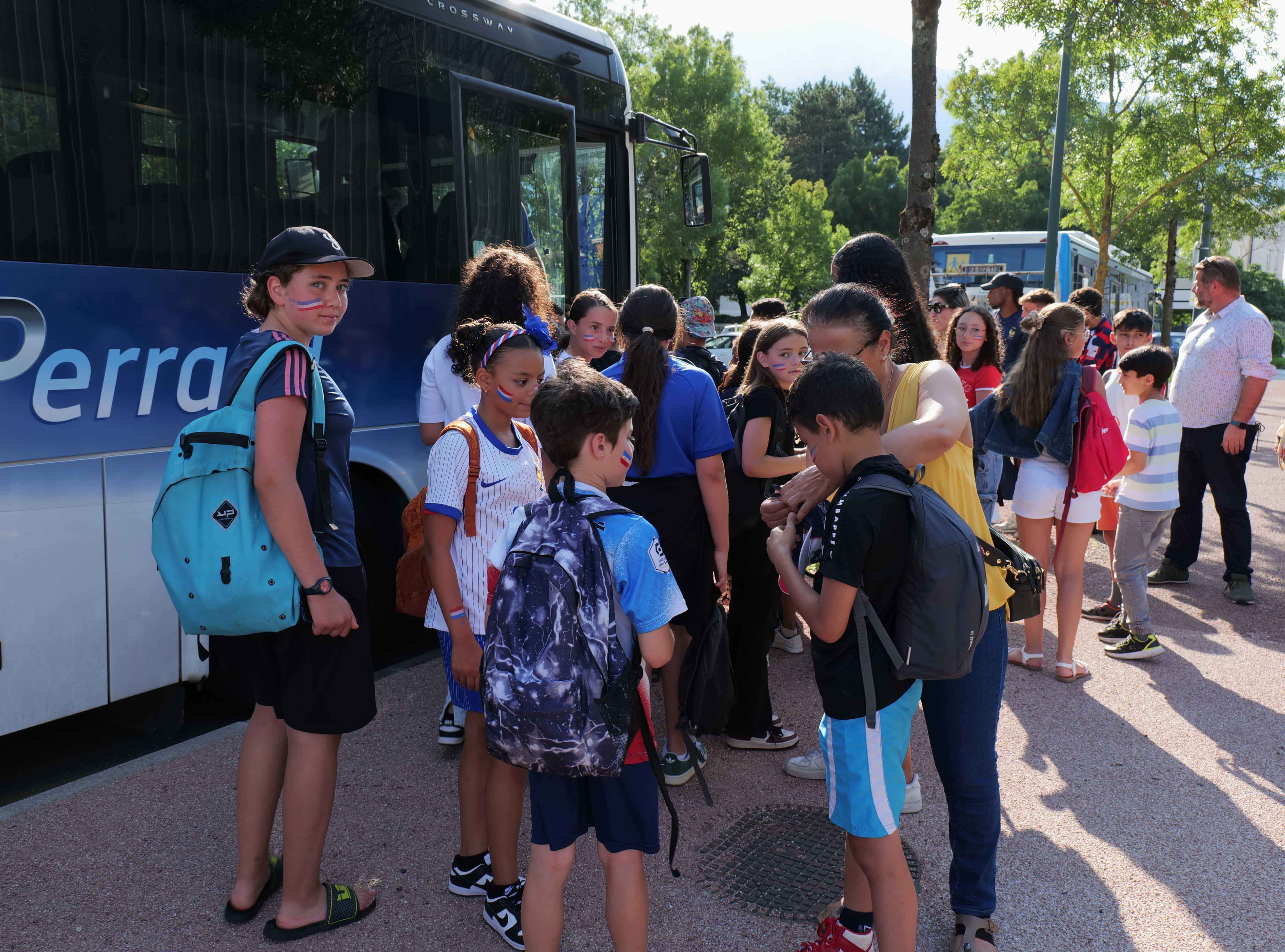 Les jeunes échirollois au stade de Lyon pour l'entrée des Bleues aux JO.