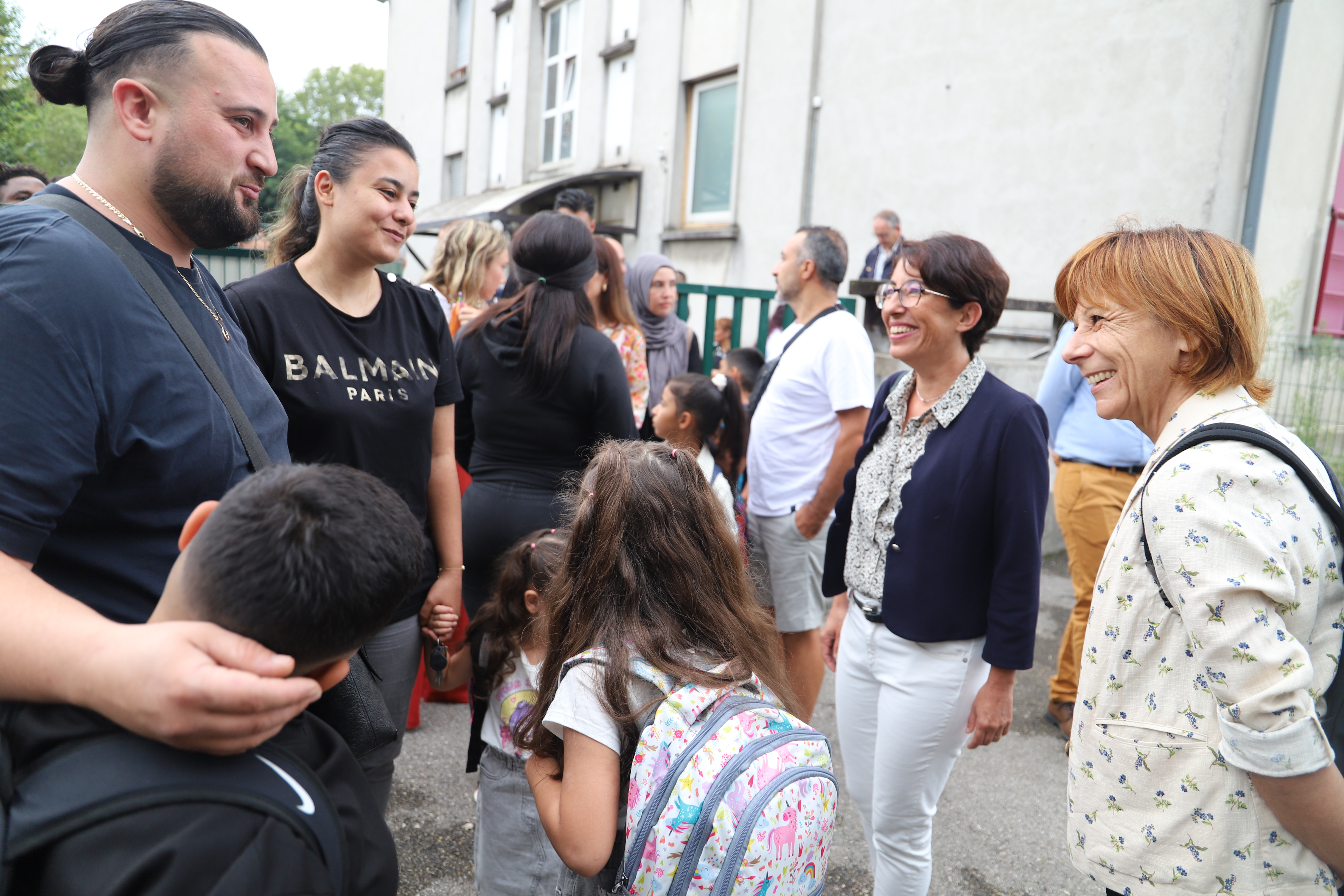 La maire Amandine Demore et l'adjointe à l'éducation Jacqueline Madrennes étaient à l'élémentaire Vaillant-Couturier ce matin pour accueillir parents et enfants, et leur souhaiter une bonne année, ainsi qu'à leurs enseignant-es. 