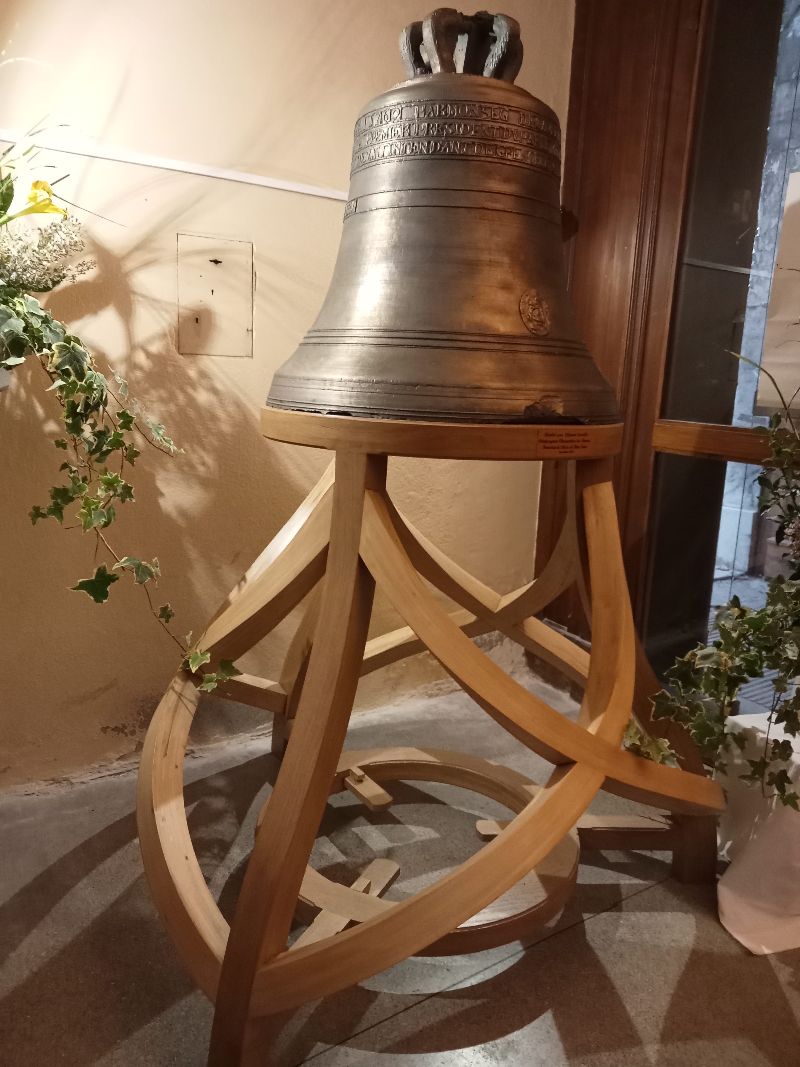 La cloche de l'église Saint-Jacques a trouvé un magnifique promontoire, fabriqué par les Compagnons du Tour de France, lors de ces Journées du patrimoine.