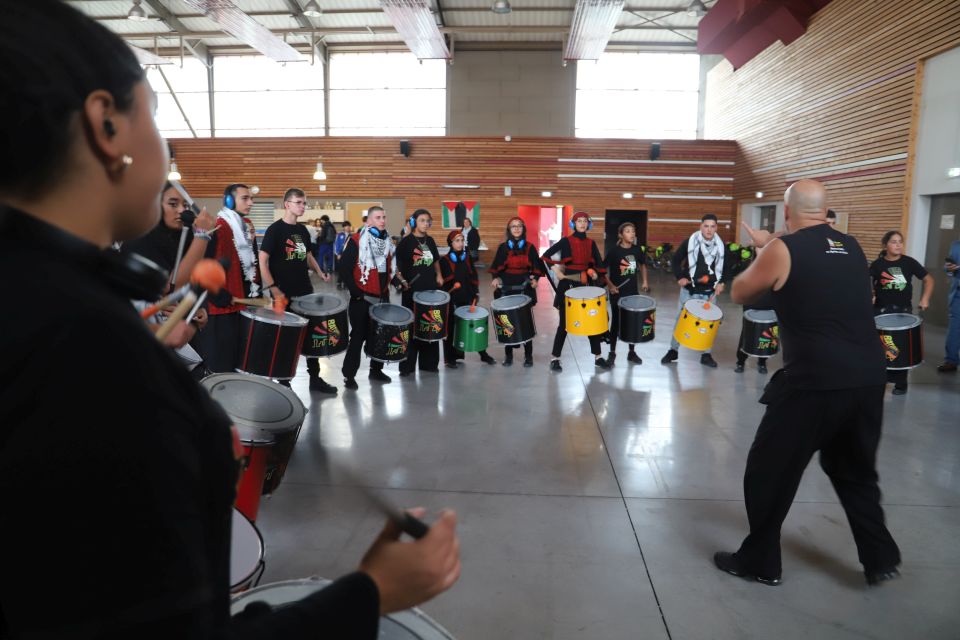 La salle des fêtes a été le théâtre d'une belle rencontre entre les musiciens de la BatukaVI et les danseurs de palestiniens de Mashaal.