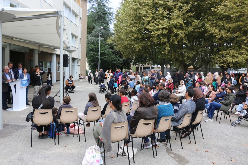 Enfants, parents, enseignant-es étaient au rendez-vous pour fêter leur “nouvelle” école. 