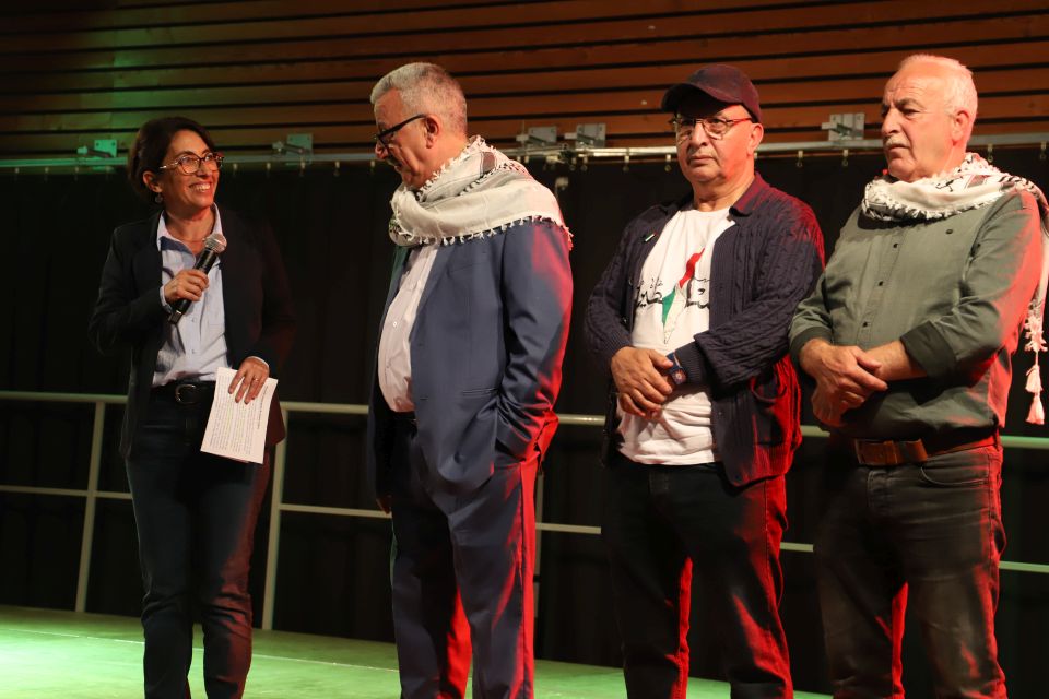 La maire Amandine Demore, Amjar Rfaie, directeur du centre d'Askar, Zaïm Bouhafs, adjoint aux projets jeunes à l’international et à la coopération avec le camp d'Askar, de gauche à droite, avec un autre responsable du camp, ont uni leurs voix pour appeler à la Paix.  