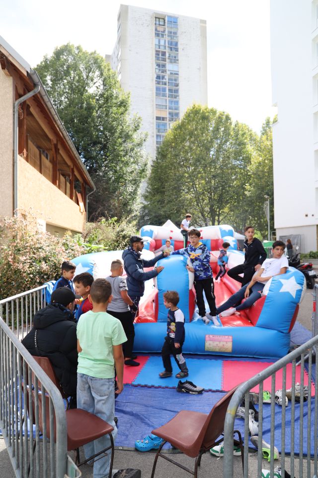 Les structures gonflables ont retrouvé leur place au pied des immeubles du Gâtinais. Et ont fait le bonheur des enfants !