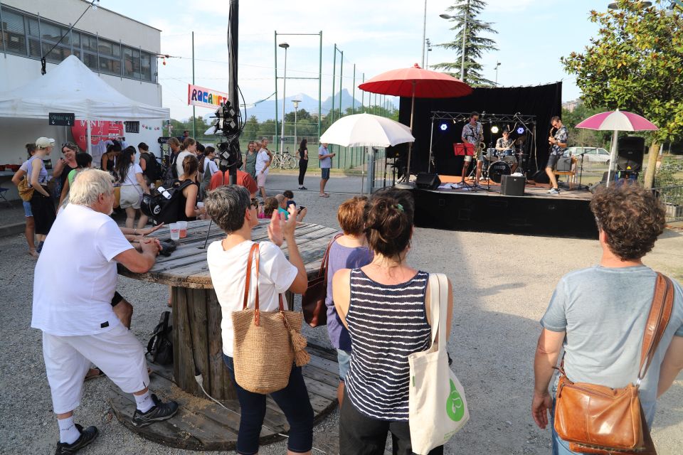 Le groupe de funk MCM sur la scène du festival, face à un public conquis.