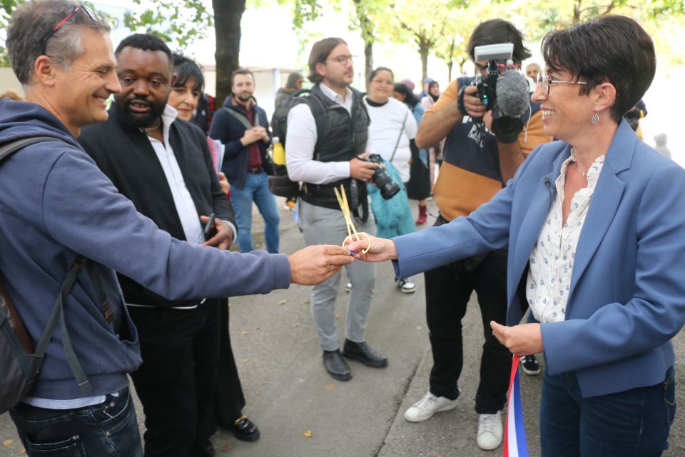 La maire Amandine Demore, entourée du premier adjoint Pirre Labriet, du président du département Jean-Pierre Barbier, du directeur de l'école Nicolas Mignot, du maire Renzo Sulli, des adjoint-e à l'éducation Jacqueline Madrennes et aux éco-quartiers Daniel Bessiron (de gauche à droite), découpe le ruban pour le plus grand bonheur des acteurs éducatifs du quartier. 