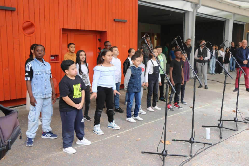 Parents et enfants étaient tout à leur bonheur de "découvrir" leur "nouvelle" école... et la chorale des CM2 !  