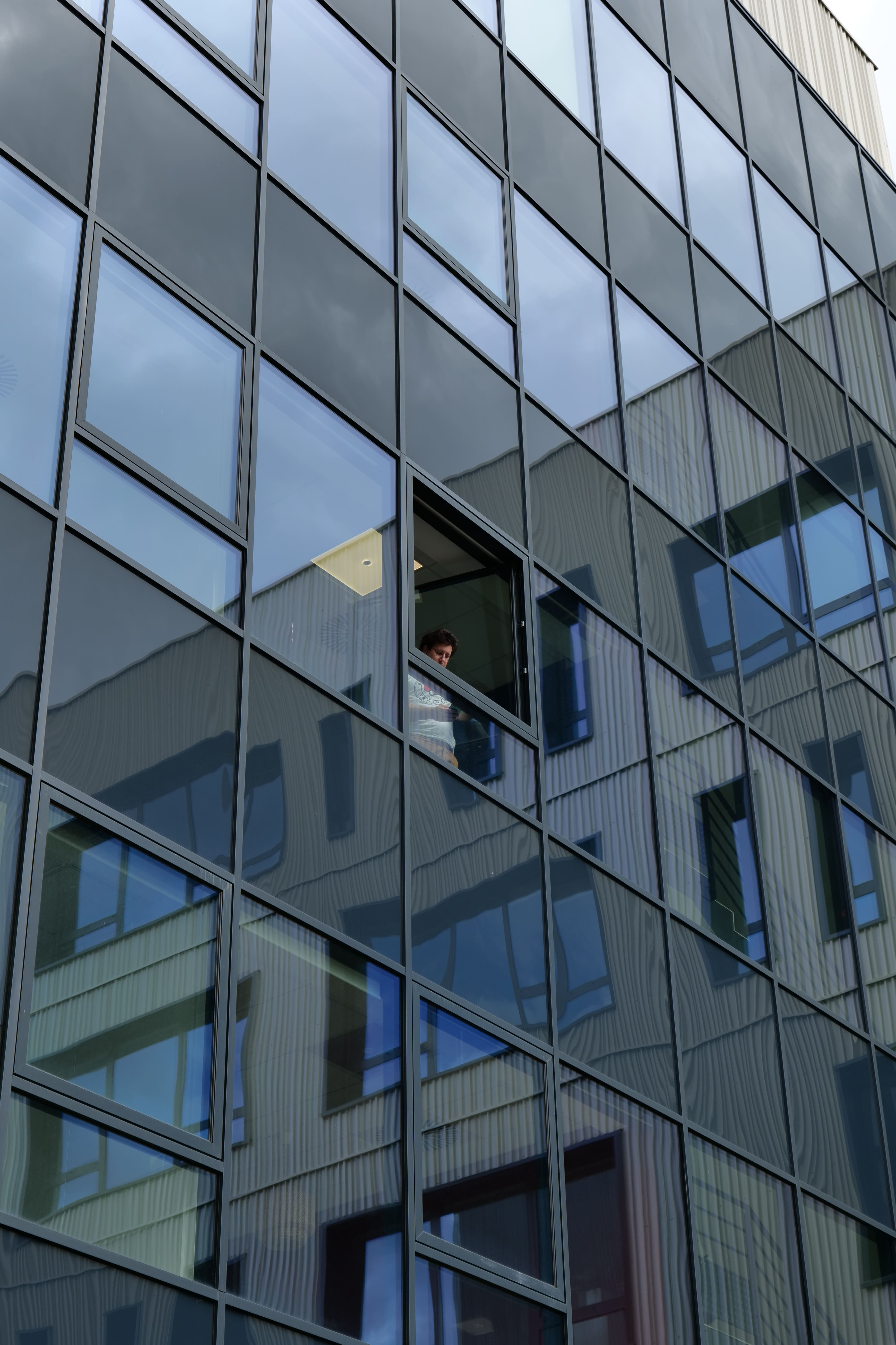 La façade du batiment refléte ses côtés.