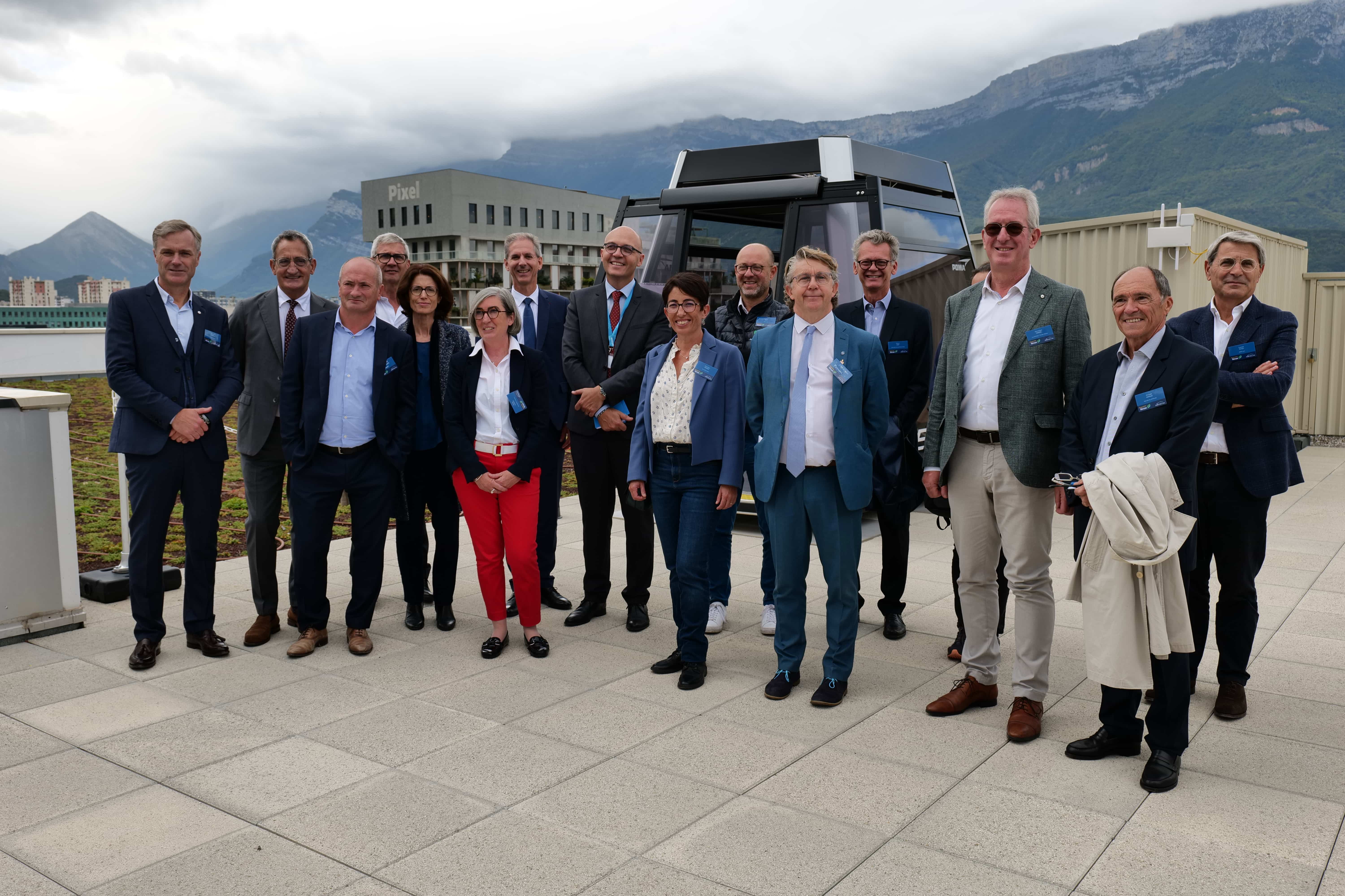 Les salariés disposent d'un toit terrasse et d'une vue sur tous les massifs et la métropole.