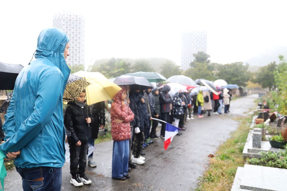 Les élèves de CM2 de l'école Jean-Paul-Marat ont bravé la pluie tenace pour participer à la cérémonie en hommage à Bruno Faccio, jeune résistant assassiné en 1944. 