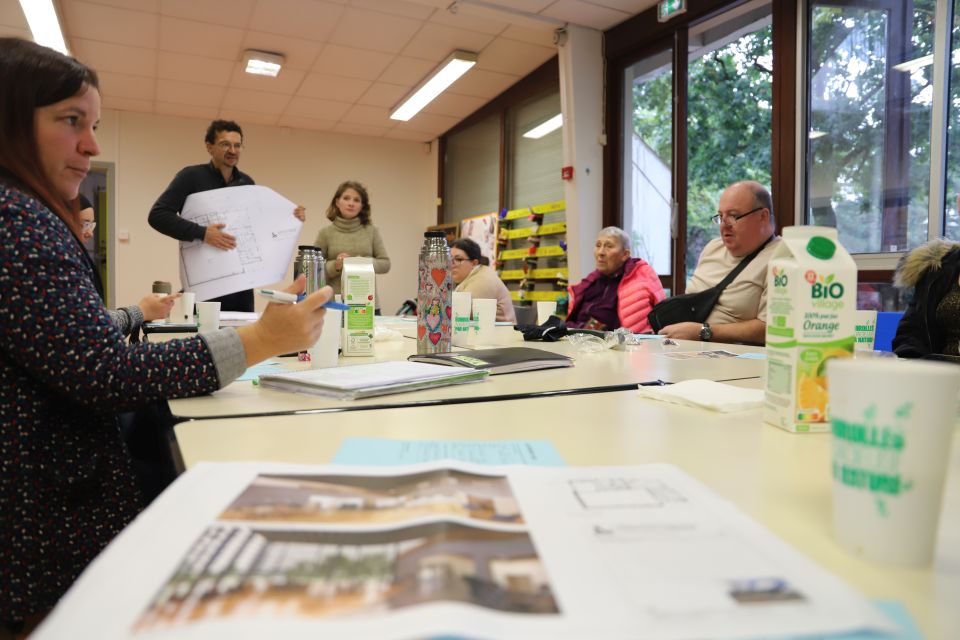 Lors de cet atelier à la Maison des habitant-es Essarts-Surieux, dans les locaux de l'Escale, les habitué-es du temps café étaient amenés à échanger leurs réactions, idées et propositions sur la base des plans et visuels proposés par les architectes. 