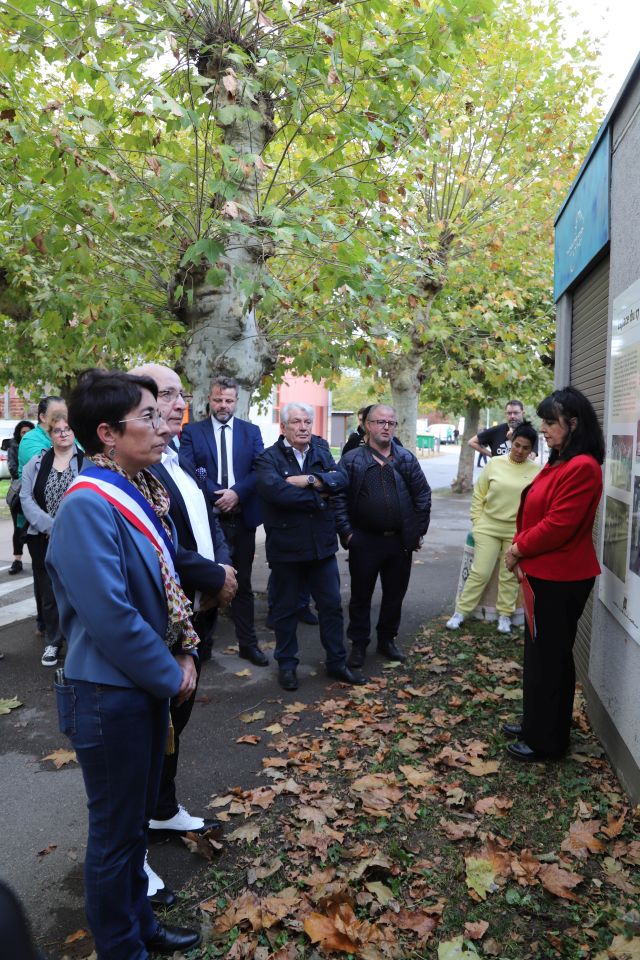 La maire Amandine Demore et l'adjoint Zaïm Bouhafs ont déposé une gerbe à côté de la plaque commémorative installée sur le Petit Viscose.