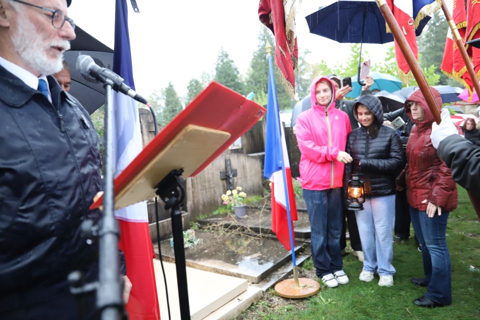 Isaure Laurens, membre de la famille de Bruno Faccio et Nihele Mohammed, ancien élève de CM2 de l'école Marat qui a récupéré la flamme du Souvenir en juin dernier, à Paris, l'ont déposée sur la tombe du résistant. 