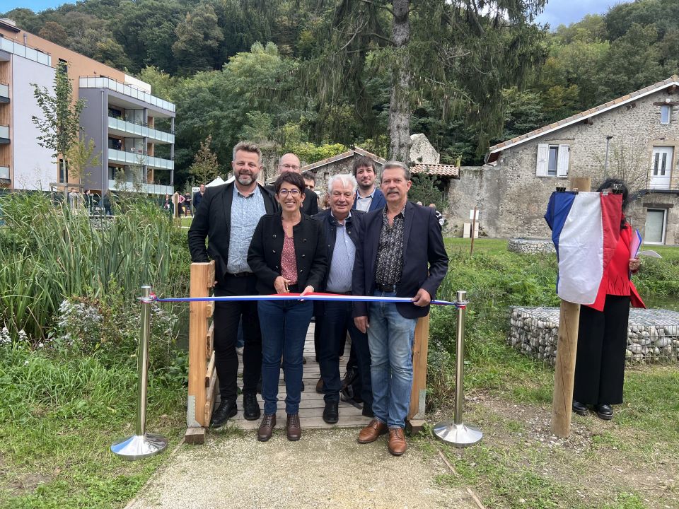 La maire, Amandine Demore, a découpé le traditionnel ruban inaugural, entourée du premier adjoint Pierre Labriet, du conseiller municipal Renzo Sulli et de l'adjoint aux transitions et à l'environnement durable, Daniel Bessiron. 