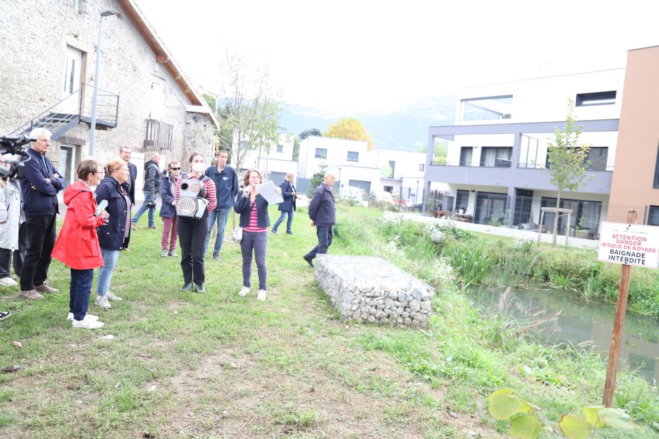 Les agentes de la Ville ont fait visite le parc et le corridor biologique aux habitant-es présent-es lors de son inauguration. Une visite commentée, et des précisions, très appréciées.