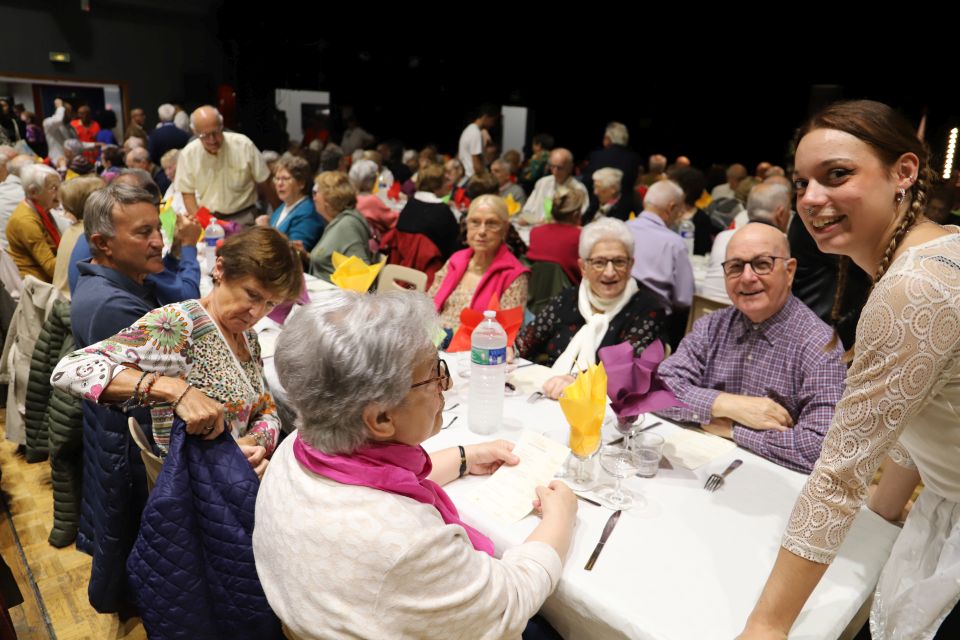 Accueillis par la maire, Amandine Demore, et ses adjoint-es, les retraité-es ont découvert un nouveau cadre, celui de La Rampe, plus convivial et chaleureux, qu'ils ont tout de suite adopté pour faire la fête !