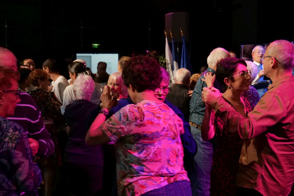 Sur scène, comme sur la piste, la maire Amandine Demore a été aux côtés des retraité-es pour passer un moment festif avec eux, mais aussi les avertir sur les difficultés qui les attendent, et les assurer du soutien de la Ville.