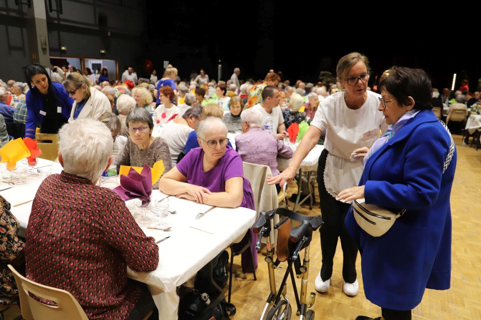 En cuisine, comme en salle, les 160 agent-es et jeunes de la ville mobilisé-es pour l'événement ont été “aux petits soins” avec les convives pour qu'ils passent un très agréable moment. 