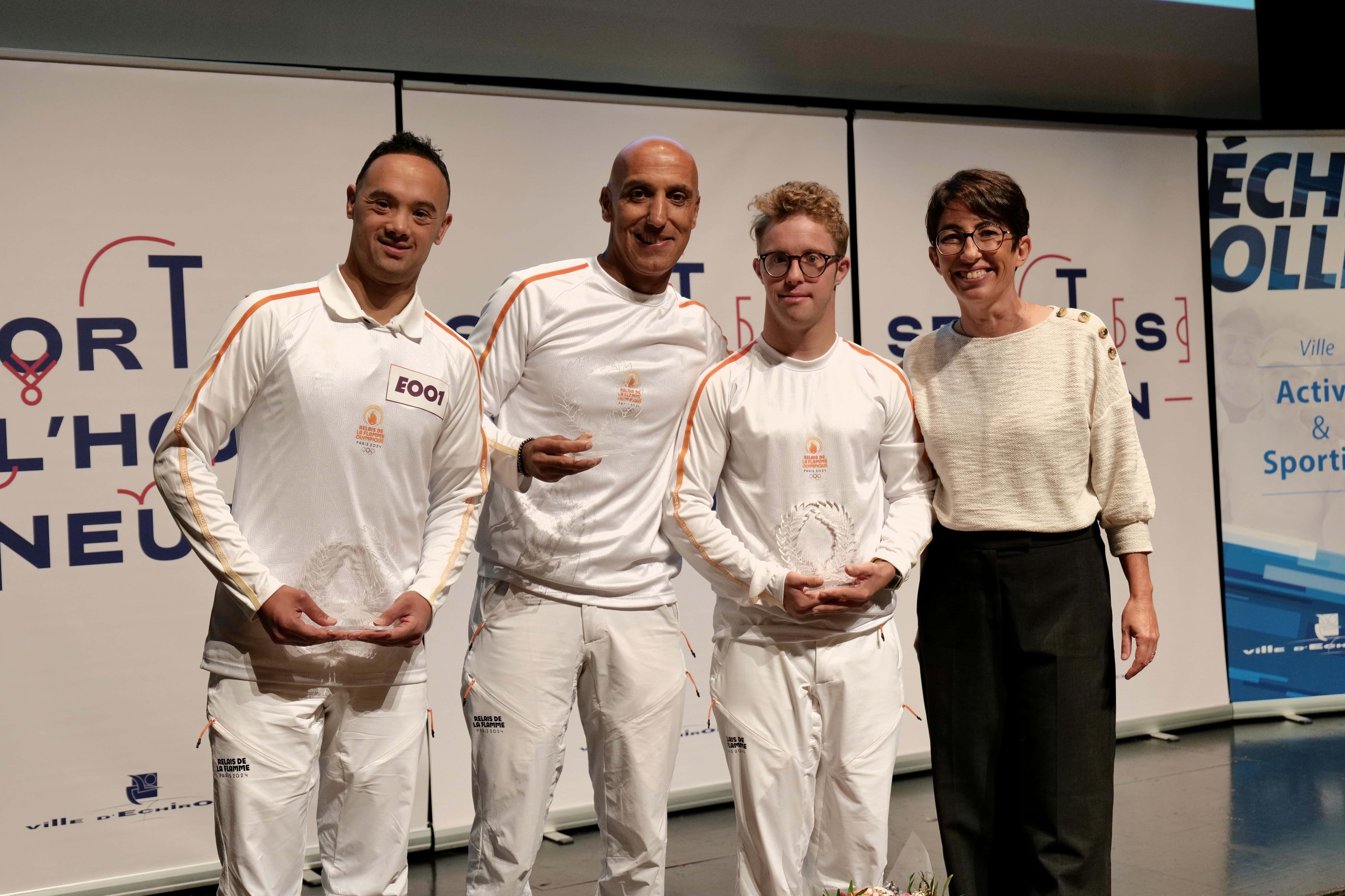 Les trois porteurs de la flamme olympiques, Nicolas Virapin, Yassine Zouaoui et Clément Colomby, étaient récompensés par la maire.