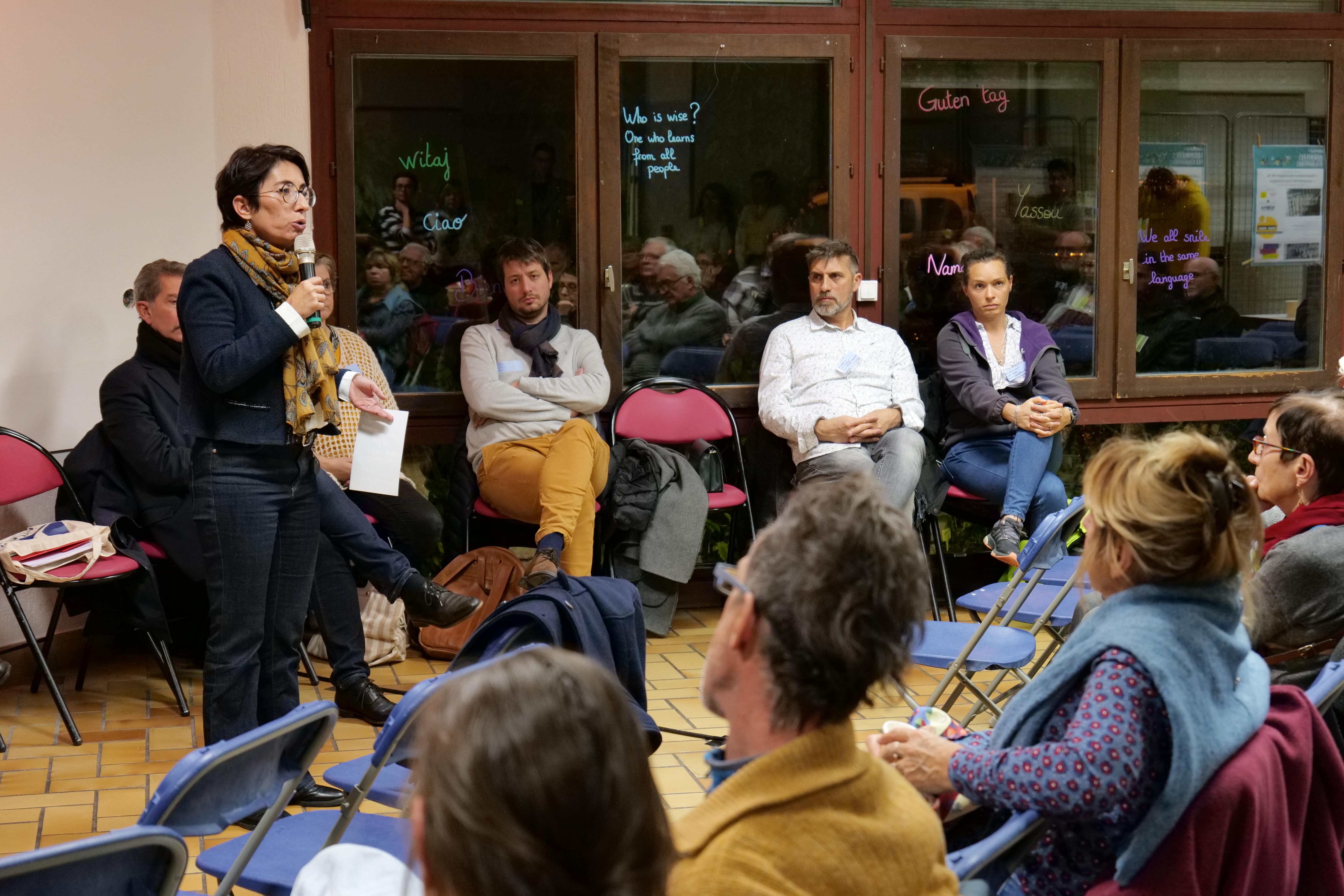 Amandine Demore a pris le temps de répondre aux questions des habitants en fin de rencontre.