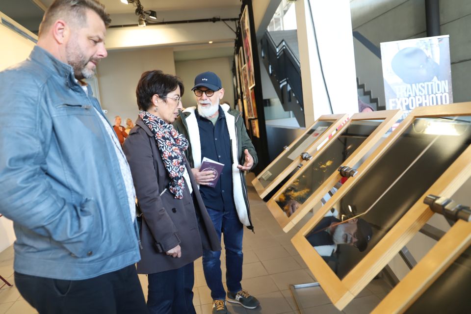 Le premier adjoint Pierre Labriet et la maire Amandine Demore ont découvert avec plaisir l'exposition organisée par Reg'Arts ce vendredi, ici les clichés de Jean-Claude Partouche.