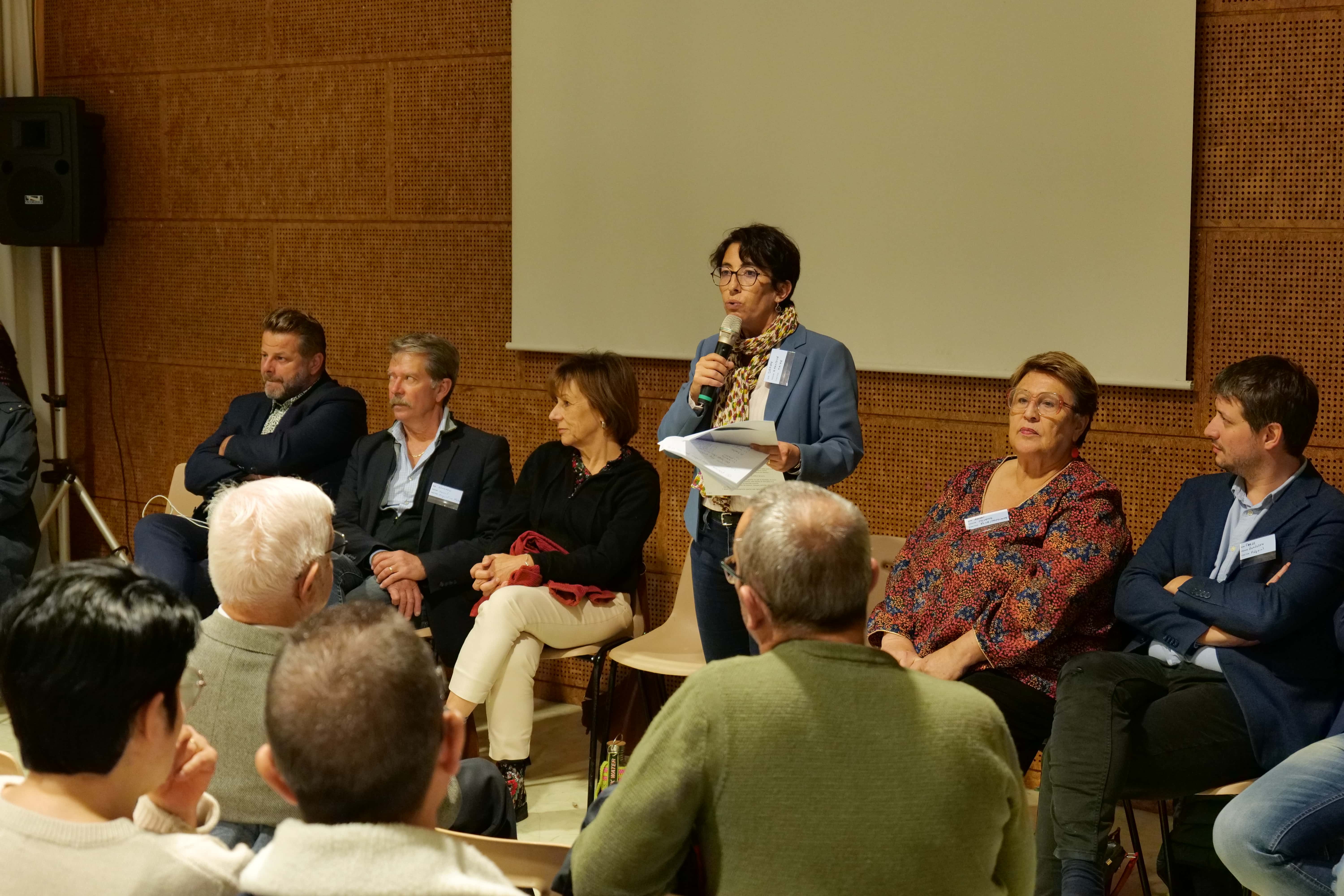 Amandine Demore faisait le bilan des ateliers et prenait le temps d'échanger avec les habitants.