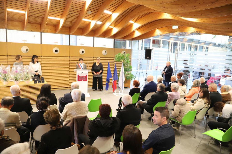 La maire Amandine Demore et l'adjointe aux solidarités Sylvette Rochas ont accueilli les mariés, leur famille et leurs ami-es à l'hôtel de ville, dans la salle des mariages. Une manière de célébrer une nouvelle fois leur union...