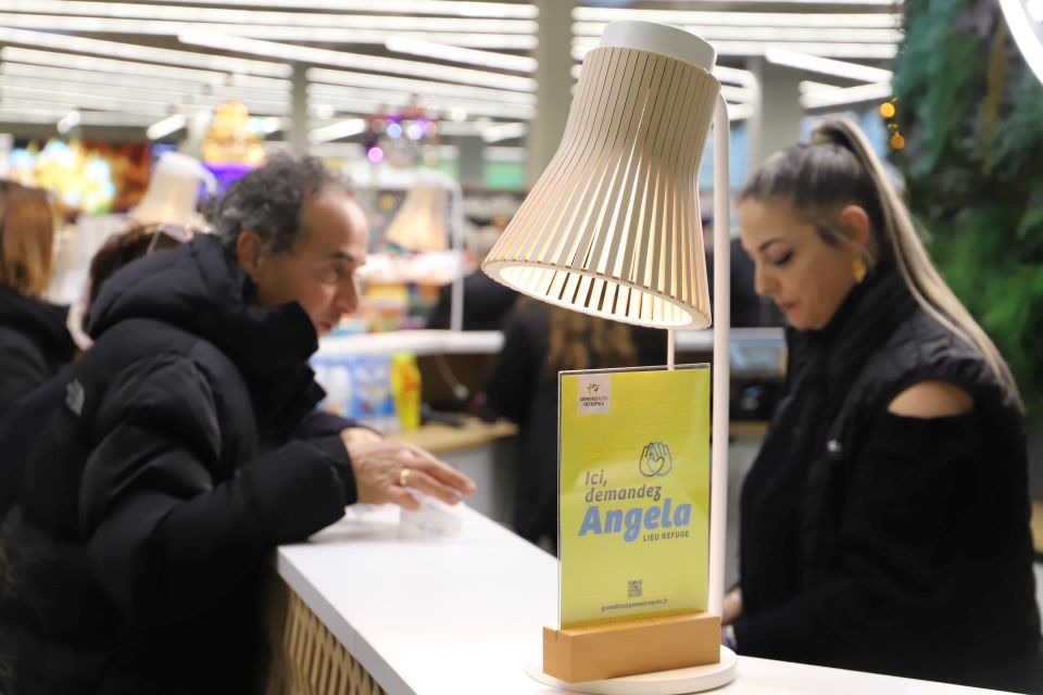 Une vingtaine de salarié-e du magasin sont formé-es au technique d'accueil et de mise en sécurité des personnes qui les sollicitent sur l'un des points repérés par le sticker ou l'affichette “Demandez Angela”.