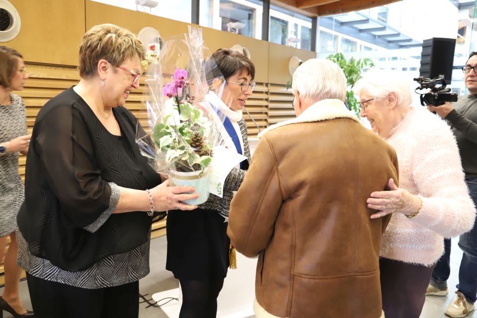 Chaque couple est reparti avec une orchidée et une médaille remises par la maire Amandine Demore et l'adjointe Sylvette Rochas, une photo souvenir, et de nouveaux beaux souvenirs à partager !