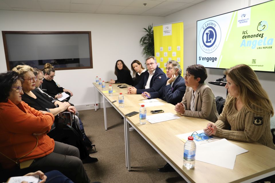 La maire Amandine Demore a rappelé l'importance du combat mené contre le harcèlement à Échirolles, ville pionnière en matière d'égalité femme-homme, en France et sur l'agglomération.