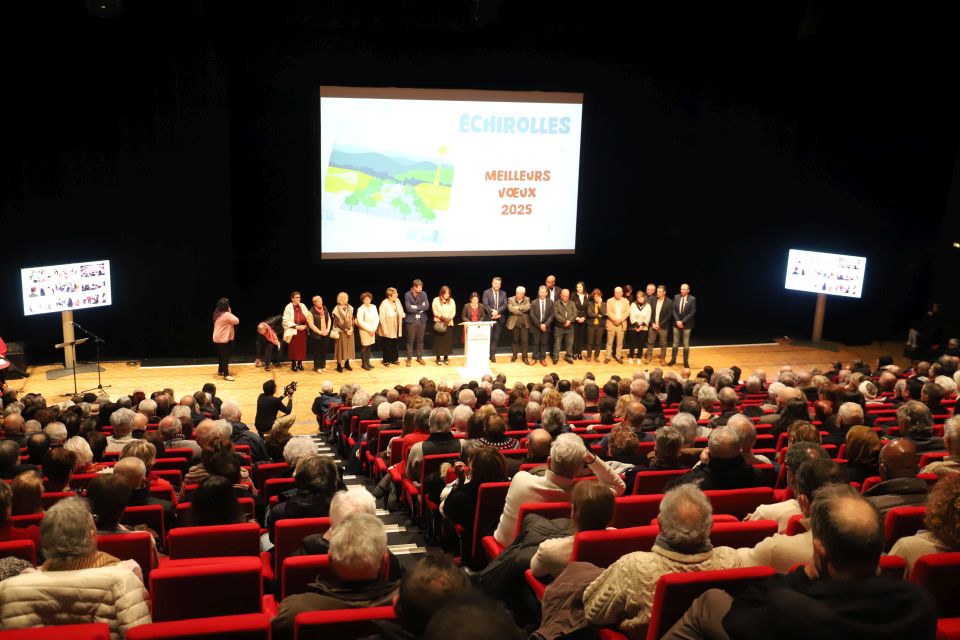 Après avoir apprécié les animations avec le public, c'est face à la salle et entourée de son équipe municipale, que la maire Amandine Demore a dressé le bilan de l'année 2024, avant de de projeter sur 2025.  