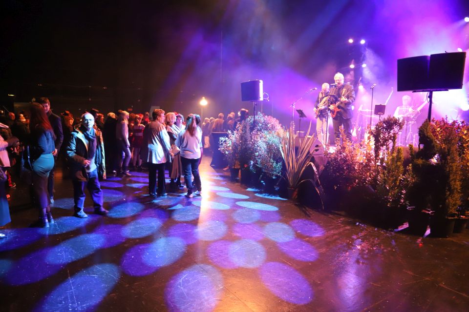 La cérémonie achevée, c'est en musique, au son des Rock's Mitaine, et devant un bon buffet que s'est achevée la matinée. Un  beau résumé de la La convivialité à l'échirolloise.