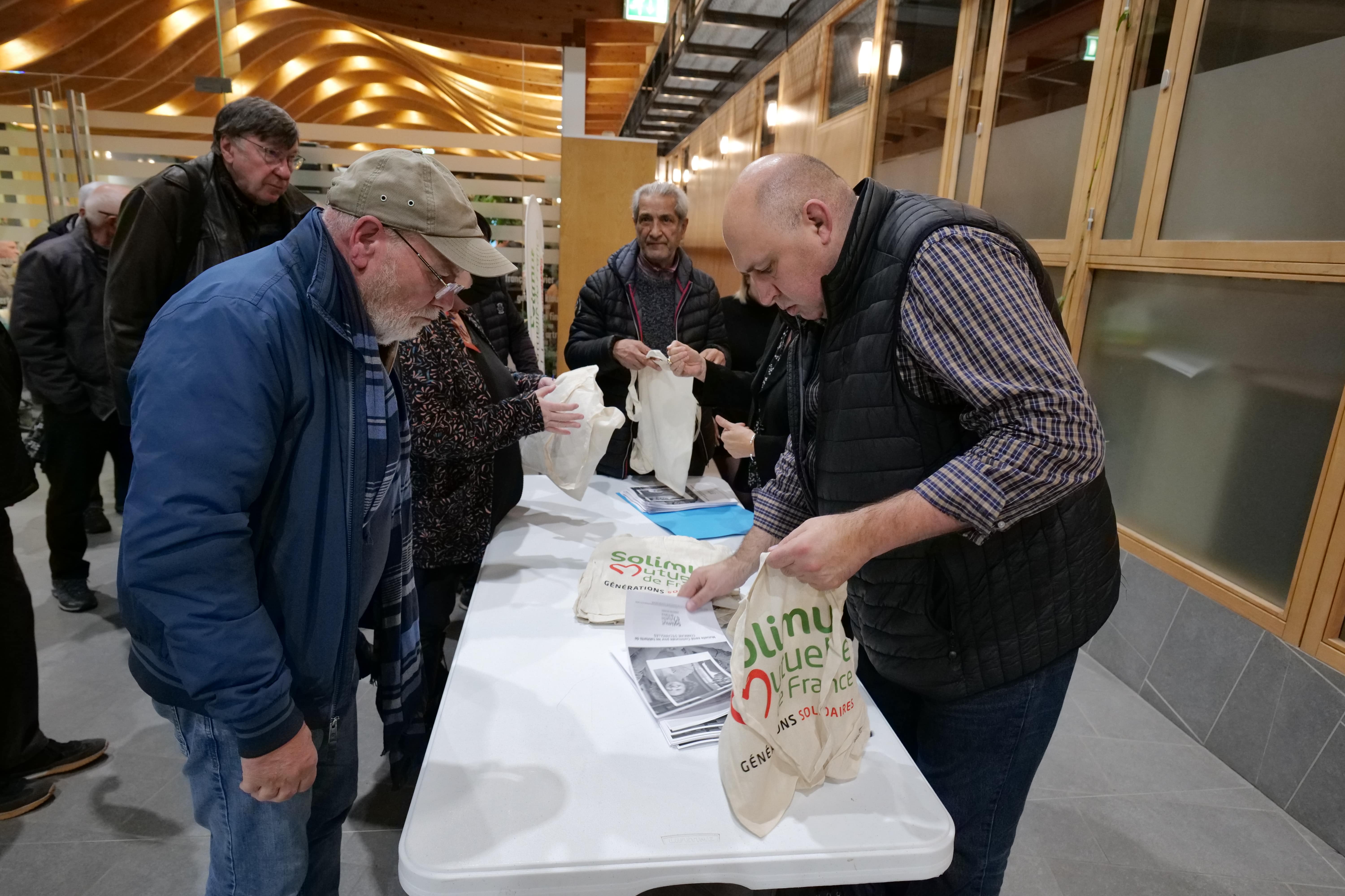 Les habitants repartaient avec des prospectus pour étudier les différentes offres chez eux.