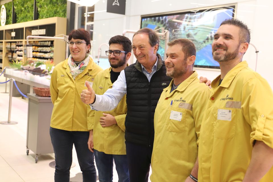 Michel-Edouard Leclerc, de retour à Échirolles après 38 ans, n'a pas boudé son plaisir de découvrir un magasin transformé, en déambulant dans les allées et en posant avec les équipes, ici celle de la poissonnerie. 