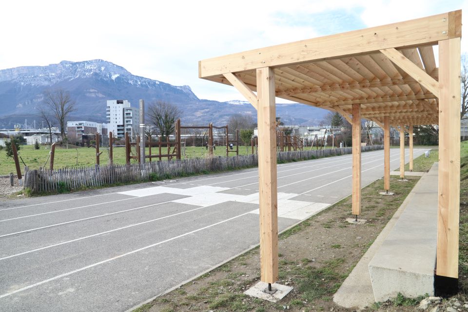 La maire Amandine Demore, les adjoints Daniel Bessiron et Aurélien Farge, et le conseiller municipal Renzo Sulli, ont visité les chantiers réalisés cet hiver en vu des beaux jours. Ici l'ombrière du parc Croix-de-Vérines qui devrait apporter ombre et fraîcheur... 