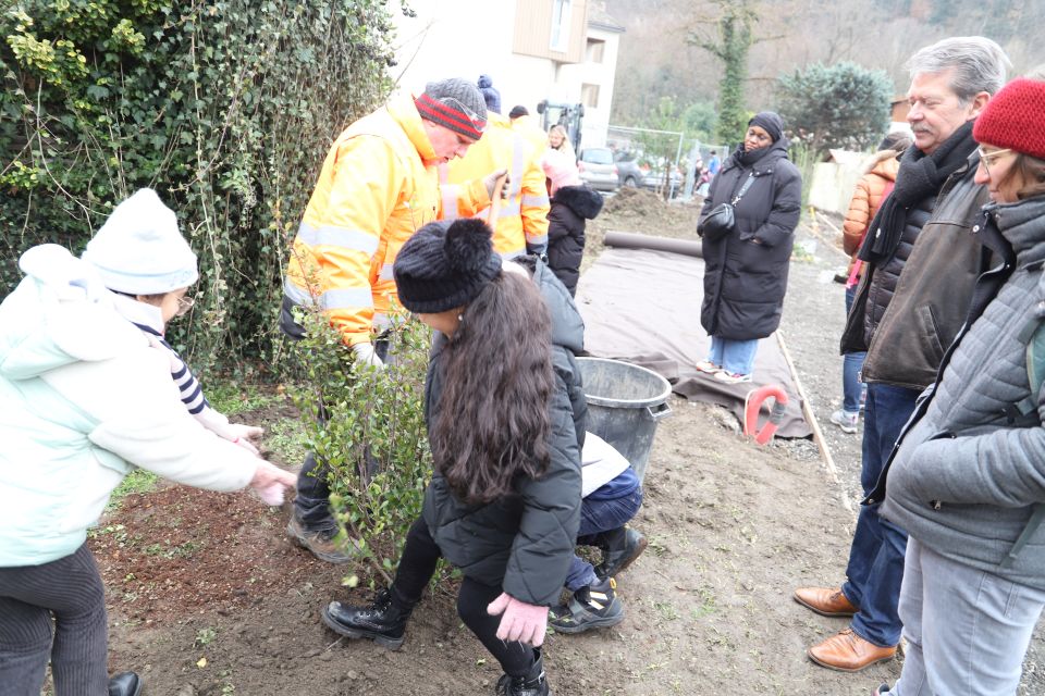 Les élèves de l'école Marat ont prêté la main aux jardiniers, sous yeux fiers et amusés de leurs parents, de l'élu au développement durable, Daniel Bessiron, des techniciens de la Ville et de leurs enseignant-es. 