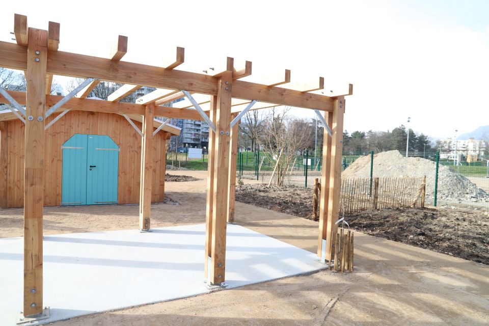 En chantier depuis novembre dernier, les jardins collectifs des Granges devraient être achevés fin mars. De quoi déjà envisager de plantations gourmandes sur les 2 400 m² de terre... et de belles fêtes autour de l'espace convivial ! 