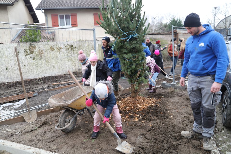 Pousser une brouette, pelleter la terre, planter un arbre, un arbuste ou une vivace, les enfants ont tout simplement "A-DO-RE !" ce moment passé à la Frange verte avec les jardiniers de la Ville et de la l'entreprise Nature et paysage.