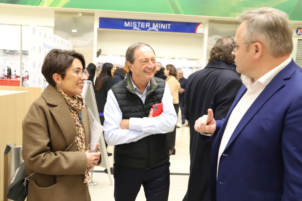 La maire Amandine Demore était aux côtés de Michel-Edouard Leclerc et d'Olivier Trichet, gérant du magasin Leclerc Comboire avec son épouse Catherine depuis sept ans, pour son inauguration.