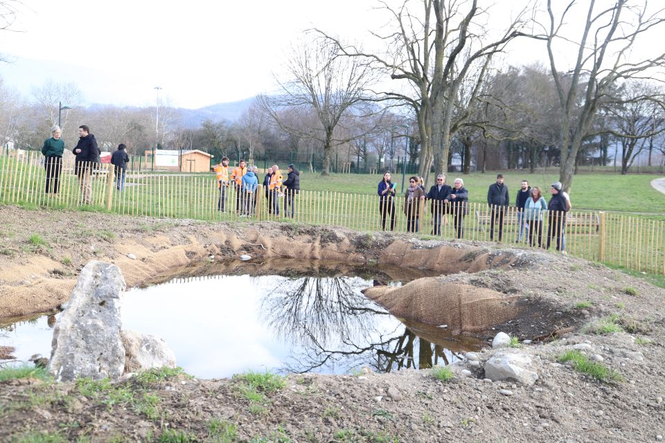 La mare a été construite à proximité des terrains de tennis, et des futurs jardins collectifs des Granges. Elle permettra notamment d'offrir un accès à l'eau pour la faune l'été, un espace refuge pour de nouvelles espèces et un support pédagogique pour les plus jeunes.  