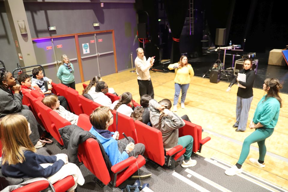 Les intervenant-es des ateliers de lecture à voix haute, Ali Djilali, de chant, Céline Dumas, et de cirque, Eloise, ont accompagné les jeunes lors du stage, en compagnie d'agents de la Ville.