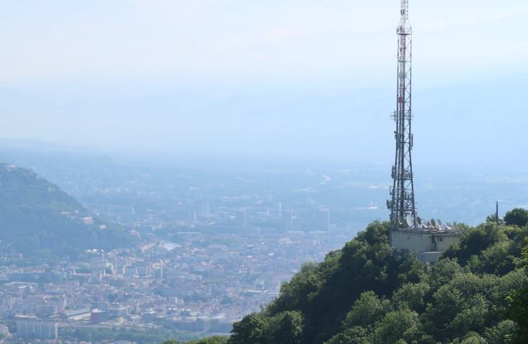 Photo d'une antenne-relais en Isère