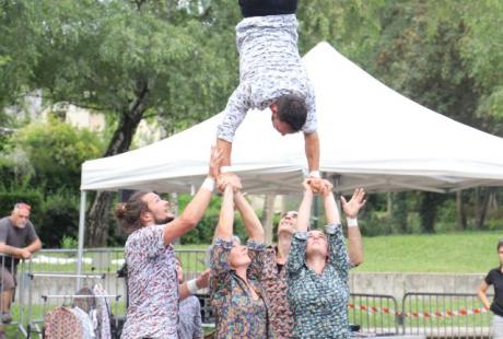En fin d'après-midi, les six acrobates de la compagnie Puéril Péril ont fait le bonheur des nombreux spectateurs et spectatrices, petit-es et grand-es, avec leur bonne humeur, leur poésie, leur sensibilité, et surtout, leurs acrobaties de haute volée !!! 