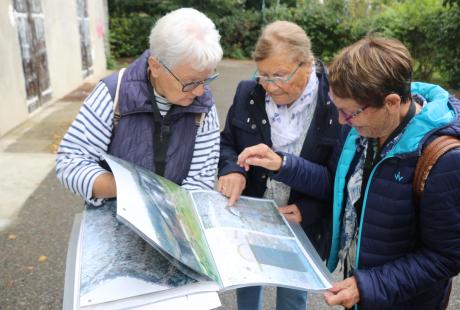 Plans, cartes et photos sont passés de mais en mains lors des temps de visite du manoir et du parc.