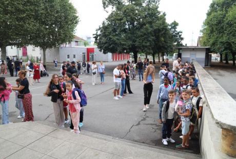 En rang par deux, direction les salles de classe pour un premier face à face avec le maître ou la maîtresse, et faire connaissance avec son voisin ou sa voisine de classe.