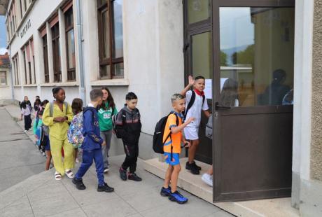 En rang par deux, direction les salles de classe pour un premier face à face avec le maître ou la maîtresse, et faire connaissance avec son voisin ou sa voisine de classe.