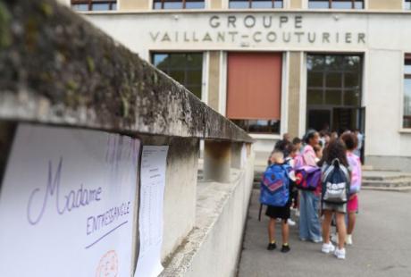 En rang par deux, direction les salles de classe pour un premier face à face avec le maître ou la maîtresse, et faire connaissance avec son voisin ou sa voisine de classe.