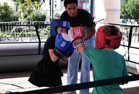 La boxe était aussi à l'essai par les plus petits.